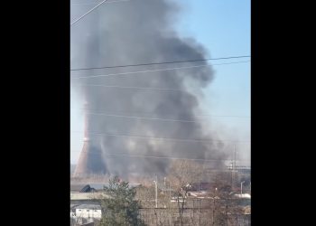 ULTIMA ORĂ – FLĂCĂRI URIAȘE ÎN BAIA MARE – Incendiu puternic în zona turnului combinatului. Mai multe echipaje de pompieri intervin de urgență