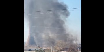 ULTIMA ORĂ – FLĂCĂRI URIAȘE ÎN BAIA MARE – Incendiu puternic în zona turnului combinatului. Mai multe echipaje de pompieri intervin de urgență