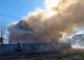 Gospodărie afectată de incendiu în Șurdești, trei anexe și acoperișul casei distruse, două animale moarte