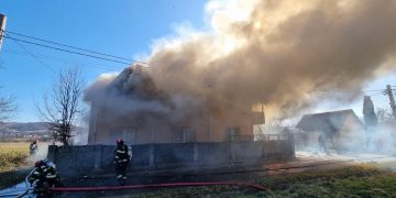 Gospodărie afectată de incendiu în Șurdești, trei anexe și acoperișul casei distruse, două animale moarte