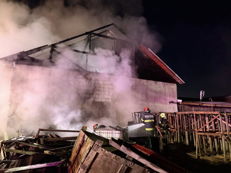 Incendiu la hala unui operator economic din Târgu Lăpuș. Au intervenit pompierii militari și voluntari