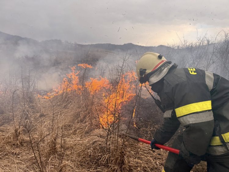 Pompierii voluntari din cadrul SVSU Târgu Lăpuș, în luptă continuă cu incendiile de vegetație