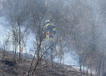 Două incendii de vegetație la Fântânele, stinse de pompierii voluntari și militari – foto