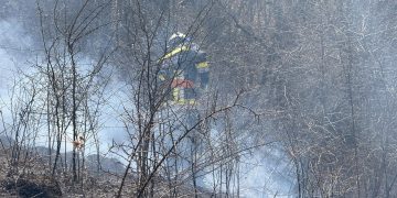 Două incendii de vegetație la Fântânele, stinse de pompierii voluntari și militari – foto