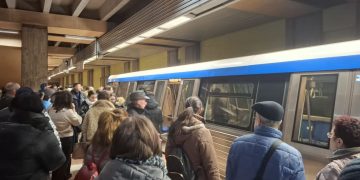 Tragedie la metrou în București. O persoană a murit după ce a fost prinsă sub o garnitură în stația Piața Unirii
