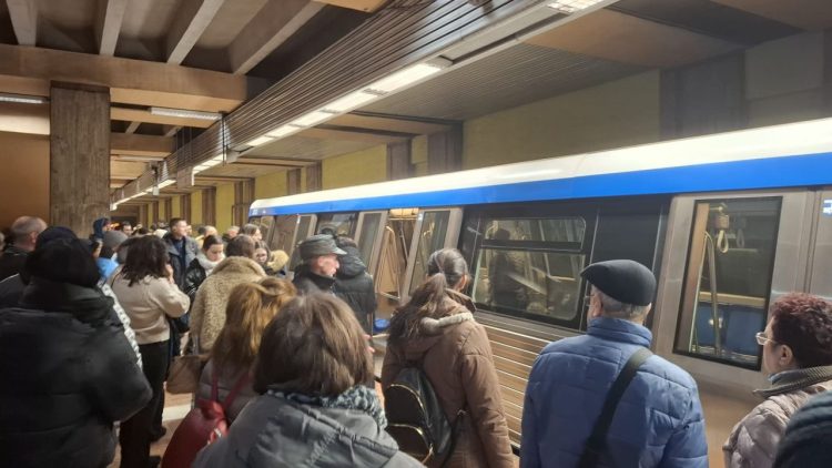 Tragedie la metrou în București. O persoană a murit după ce a fost prinsă sub o garnitură în stația Piața Unirii