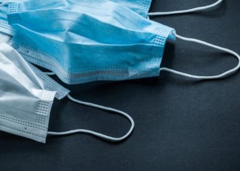 Descinderi de amploare în țară. Măști și dezinfectanți vânduți la prețuri de 10 ori mai mare