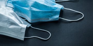 Descinderi de amploare în țară. Măști și dezinfectanți vânduți la prețuri de 10 ori mai mare