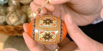 Atelier de încondeiat ouă pentru începători, organizat la Muzeul Județean de Istorie și Arheologie Maramureș