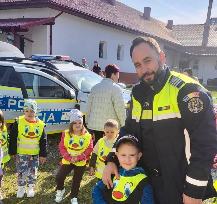 Polițiștii din Vișeu de Sus, lecții de siguranță pentru cei mici