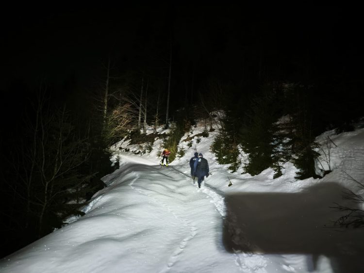 Misiune încheiată cu succes, după o noapte pe munte. Trei cetățeni ucraineni salvați din zona Vârful Corbu