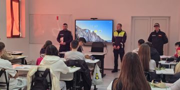 Polițiștii au ajuns în liceele din Târgu Lăpuș pentru discuții despre siguranță și prevenirea violenței