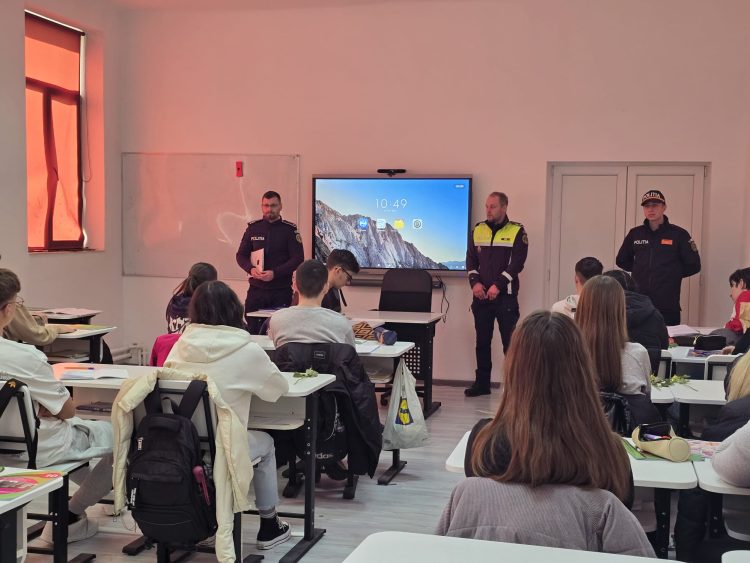 Polițiștii au ajuns în liceele din Târgu Lăpuș pentru discuții despre siguranță și prevenirea violenței