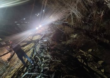 Intervenție dublă SVSU Poienile de Sub Munte: drum blocat și o viață salvată