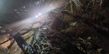 Intervenție dublă SVSU Poienile de Sub Munte: drum blocat și o viață salvată