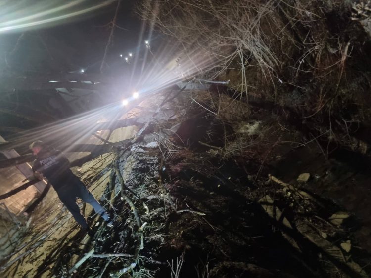 Intervenție dublă SVSU Poienile de Sub Munte: drum blocat și o viață salvată