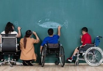 ANALIZĂ: Educația pentru elevii cu CES, în prag de colaps. Numărul copiilor s-a dublat, sprijinul din școli scade