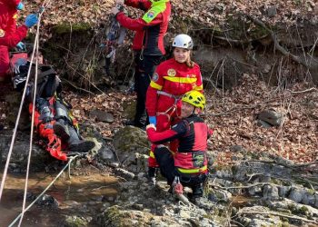 Bărbat rănit în timp ce se afla la pescuit, recuperat de către salvamontişti cu ajutorul unei tiroliene improvizate