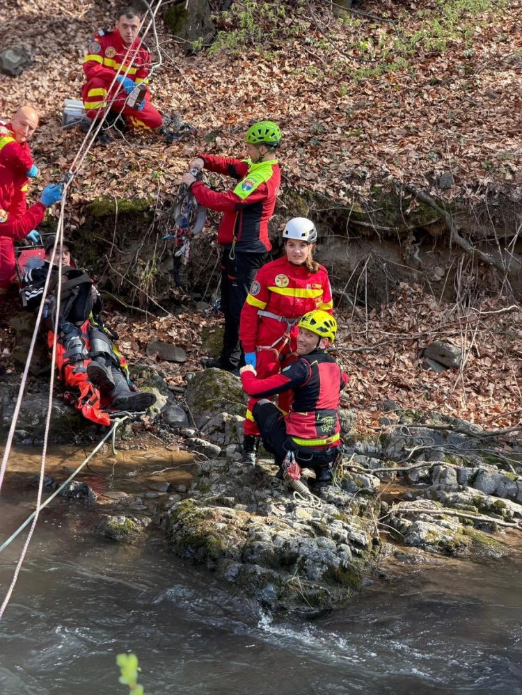 Bărbat rănit în timp ce se afla la pescuit, recuperat de către salvamontişti cu ajutorul unei tiroliene improvizate