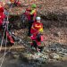 Bărbat rănit în timp ce se afla la pescuit, recuperat de către salvamontişti cu ajutorul unei tiroliene improvizate