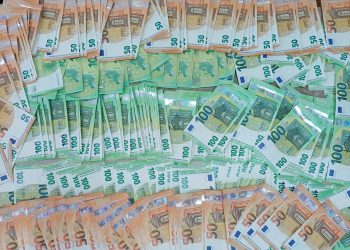 Sume impresionante de euro și dolari descoperite asupra a doi bărbați la Valea Vișeului și Siret