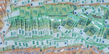 Sume impresionante de euro și dolari descoperite asupra a doi bărbați la Valea Vișeului și Siret