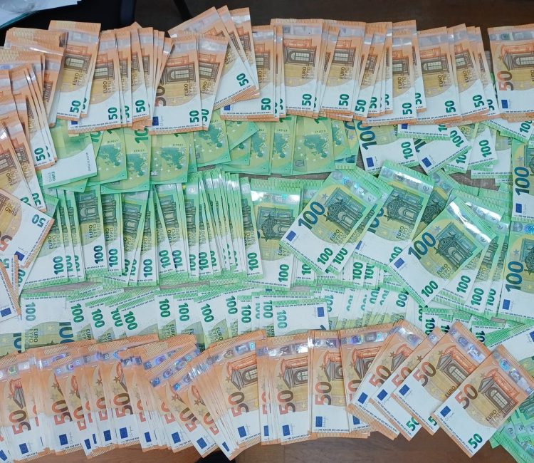 Sume impresionante de euro și dolari descoperite asupra a doi bărbați la Valea Vișeului și Siret