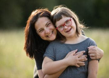 Sprijin psihologic gratuit pentru părinții copiilor cu autism și sindrom Down: lege adoptată de Parlament