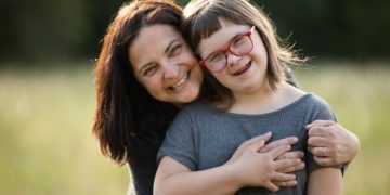 Sprijin psihologic gratuit pentru părinții copiilor cu autism și sindrom Down: lege adoptată de Parlament