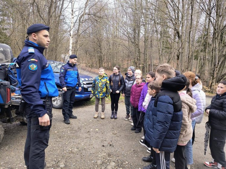 Drumeție educativă la Lacul Bodi, organizată de jandarmii montani
