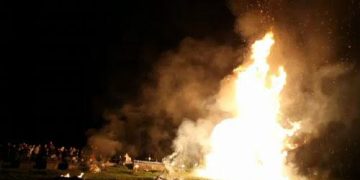 Tradiția focului de pe coasta Iacoboi, dusă mai departe la Groși în noaptea de Înviere