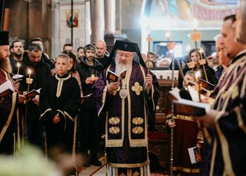 Rolul familiei, evidențiat în Pastorala de Paști a IPS Andrei: Tata, mama și bunica ne ajută să devenim ceea ce suntem