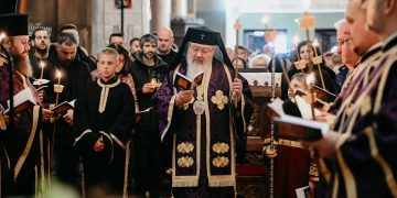 Rolul familiei, evidențiat în Pastorala de Paști a IPS Andrei: Tata, mama și bunica ne ajută să devenim ceea ce suntem