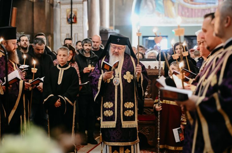 Rolul familiei, evidențiat în Pastorala de Paști a IPS Andrei: Tata, mama și bunica ne ajută să devenim ceea ce suntem