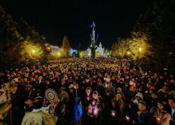Lumina Învierii a adunat mii de oameni la Cluj, în slujba oficiată de Andrei Andreicuț