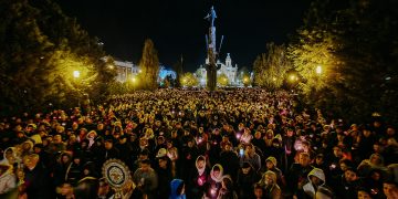 Lumina Învierii a adunat mii de oameni la Cluj, în slujba oficiată de Andrei Andreicuț