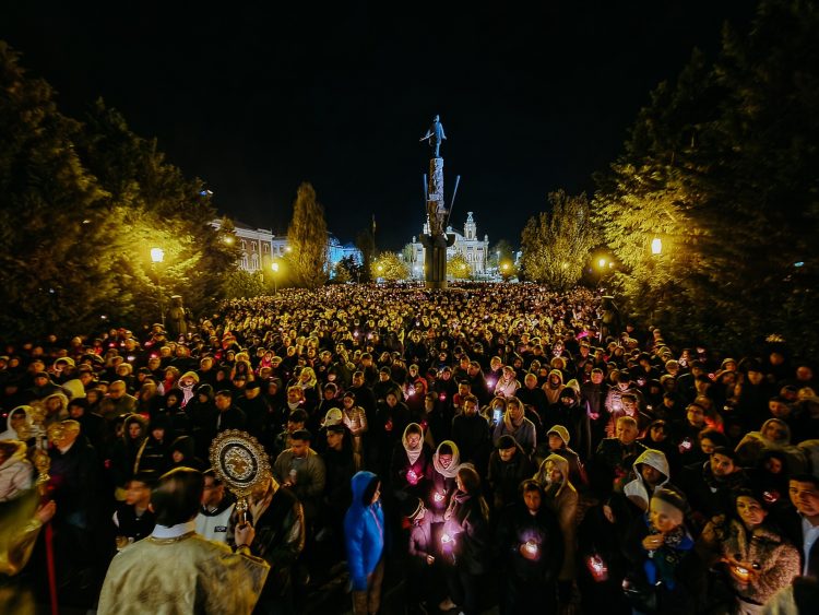 Lumina Învierii a adunat mii de oameni la Cluj, în slujba oficiată de Andrei Andreicuț