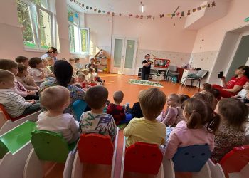 „Omida mâncăcioasă”, spusă pe covorul povestitor. Copiii de la Creșa nr. 3 Baia Mare, captivați de magie și lectură