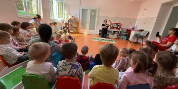 „Omida mâncăcioasă”, spusă pe covorul povestitor. Copiii de la Creșa nr. 3 Baia Mare, captivați de magie și lectură