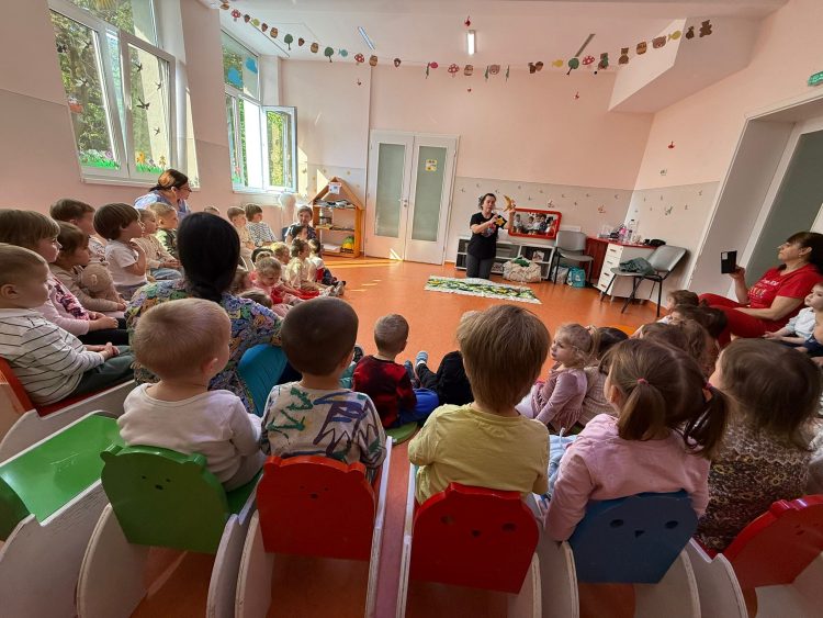 „Omida mâncăcioasă”, spusă pe covorul povestitor. Copiii de la Creșa nr. 3 Baia Mare, captivați de magie și lectură