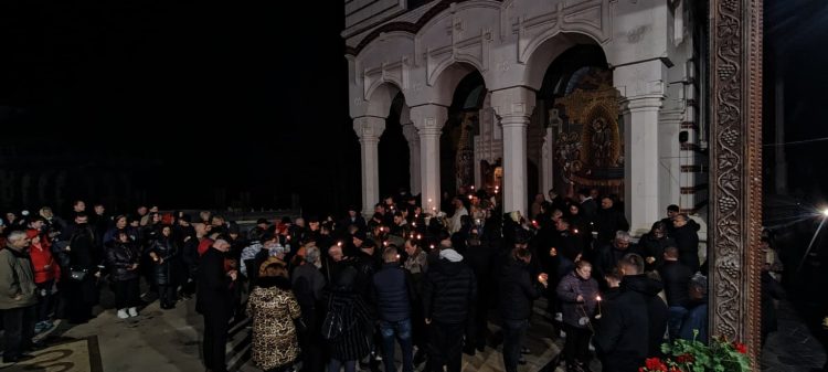 Slujba de Înviere și Sfânta Liturghie în noaptea de Paști, la Mănăstirea „Sfânta Ana” Rohia