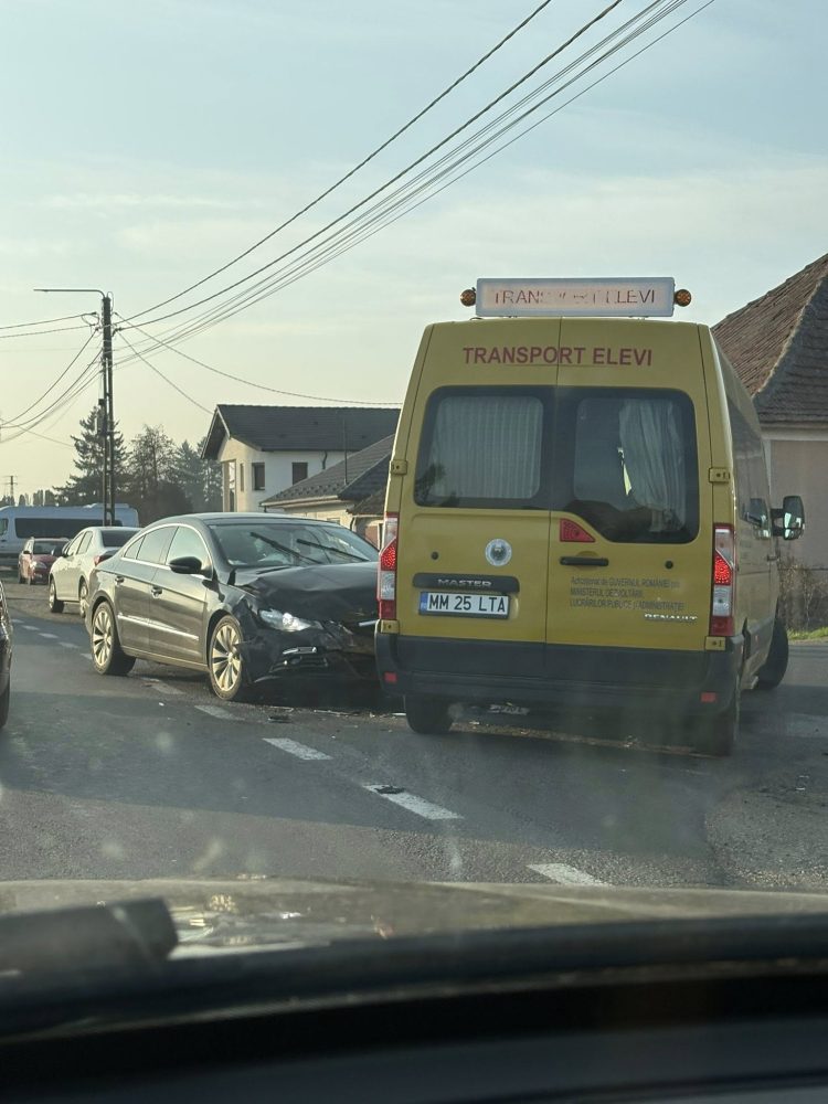 Accident grav în Seini: microbuz școlar implicat într-o coliziune frontală