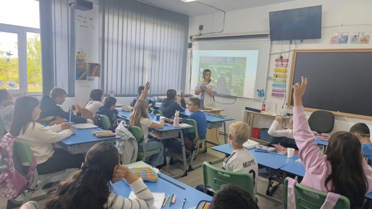 Elevii din Baia Mare, informați cum să se protejeze de mușcăturile de căpușă