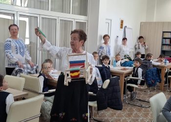 Senioare și elevi, împreună într-o lecție despre tradiție la Centrul CASPEV