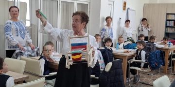 Senioare și elevi, împreună într-o lecție despre tradiție la Centrul CASPEV