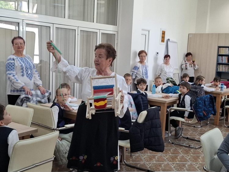 Senioare și elevi, împreună într-o lecție despre tradiție la Centrul CASPEV