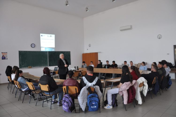 Educație antreprenorială pentru elevii din Fărcașa: „De la idee la afacere” cu sprijinul EUROPE DIRECT Maramureș