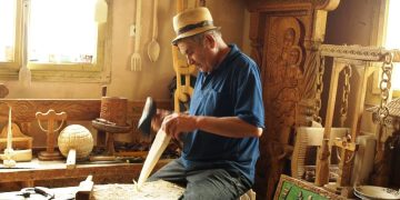 Tradiția lemnului din Maramureș, susținută de ASSOC prin formarea de noi tâmplari artizanali