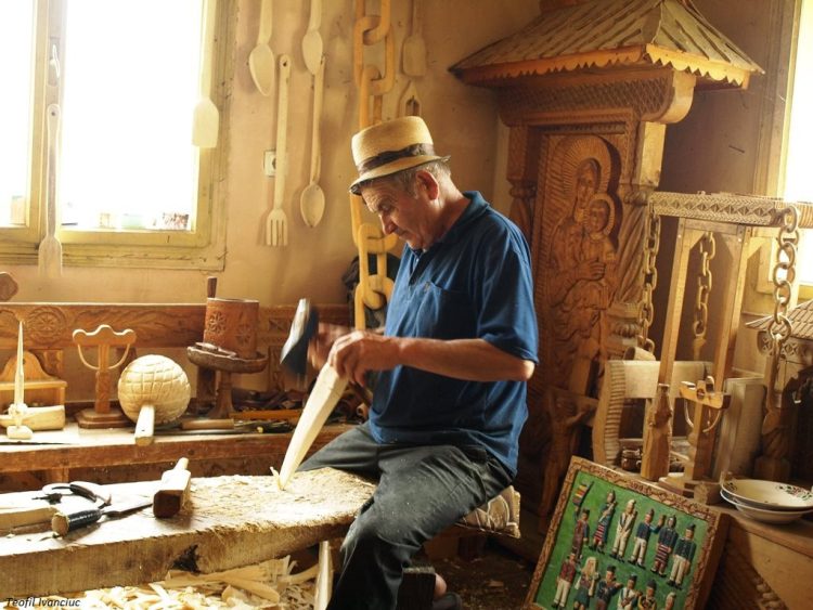 Tradiția lemnului din Maramureș, susținută de ASSOC prin formarea de noi tâmplari artizanali