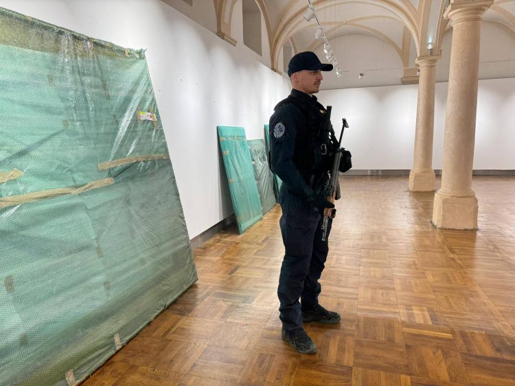 Transport de artă sub escortă – Opere de 420.000 de euro, păzite de Jandarmeria Maramureș